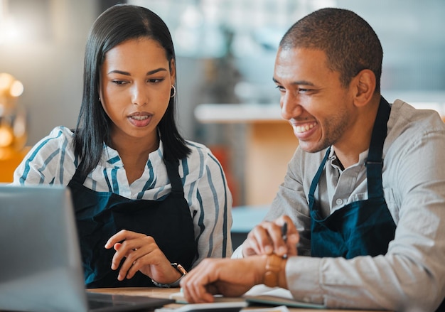 Laptop de garçom e gerente de restaurante de café em reunião de pequenas empresas com funcionário para orçamento financeiro ou inventário Trabalhador de padaria de café planejando ou revisando estratégia de marketing ou publicidade