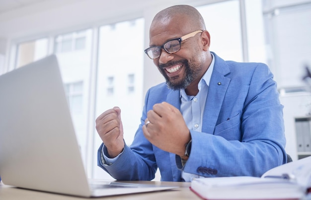 Laptop de homem negro e celebração de punho no escritório para felicidade de sucesso de web design ou conquista de vencedor Empresário africano celebra e mãos felizes para comunicação on-line em dispositivo digital