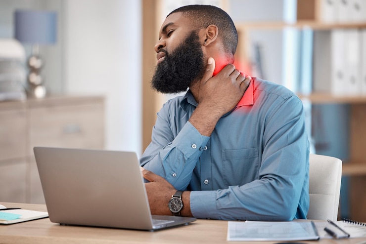 Foto laptop de homem negro e dor no pescoço devido a acidente com lesão ou excesso de trabalho com dor ou inflamação no escritório empresário africano em pressão de tensão muscular ou estresse em erro de burnout ou saúde mental