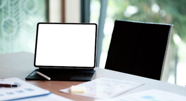 Laptop de mesa com tela em branco na mesa de café