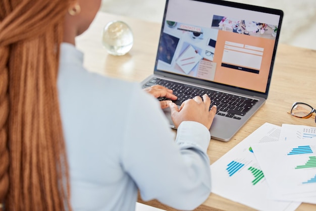 Foto laptop de mulher negra e entre em contato conosco design web para trabalhador de marketing digital com pesquisa de público-alvo de dados kpi e documentos de gráfico empregado no site de inicialização de negócios com seo de papel de pesquisa