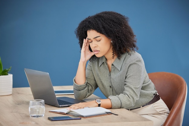 Laptop de negócios e mulher negra com dor de cabeça, estresse e esgotamento no escritório, excesso de trabalho e prazo Funcionário afro-americano corporativo e líder cansado com dor, depressão ou frustrado