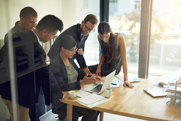 Laptop de reunião de negócios e grupo de pessoas com lançamento e discussão on-line de revisão do site ou trabalho em equipe Profissional corporativo ou homens e mulheres lendo cheque ou planejando no computador no escritório