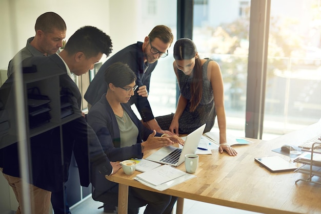 Foto laptop de reunião de negócios e grupo de pessoas com lançamento e discussão on-line de revisão do site ou trabalho em equipe profissional corporativo ou homens e mulheres lendo cheque ou planejando no computador no escritório