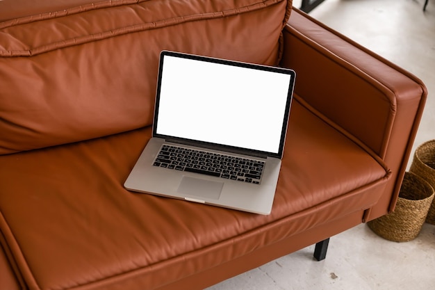 Laptop de tela em branco. Espaço de trabalho de escritório em casa. Modelo de design de interiores nórdico moderno.