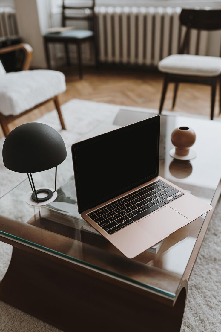 Laptop de tela em branco na mesa de centro Espaço de trabalho de mesa de escritório em casa Copie o modelo de site de blog de maquete de espaço Conceito de trabalho de terceirização do Blogger
