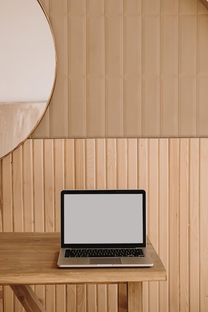 Laptop de tela em branco na mesa de madeira Mesa de escritório em casa espaço de trabalho Copie o modelo de site de blog de maquete de espaço Conceito de trabalho de terceirização do Blogger