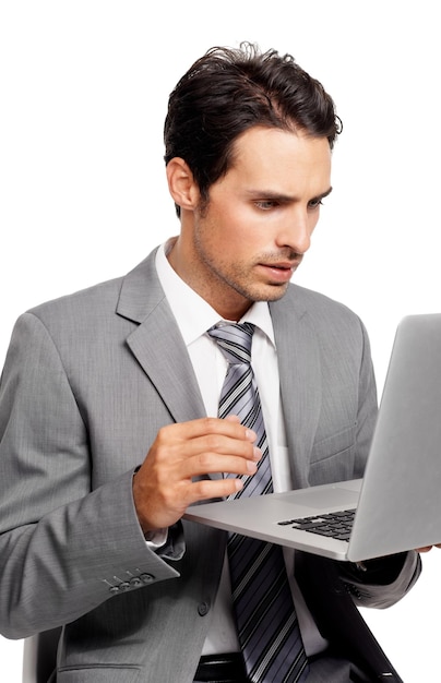 Laptop-Denken und Geschäftsmann im Studio für Forschungsplanung oder Fernarbeit Kommunikation auf weißem Hintergrund Suche Lesen oder freiberuflicher Manager online für Zeitplanvorschlag oder Management