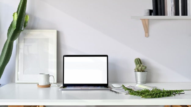 Laptop des leeren Bildschirms im Dachbodenstudio.