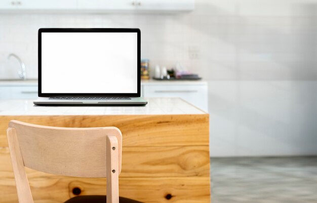 Laptop des Modells des leeren Bildschirms auf Holztisch im Küchenraum