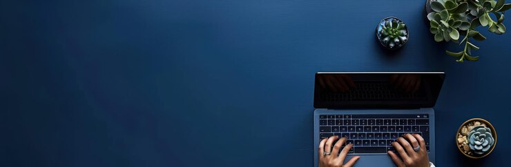 Foto laptop digitando em uma mesa azul