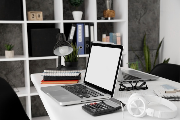 Laptop e calculadora na mesa do escritório