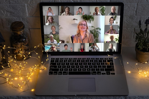 Foto laptop e conferência on-line de festa para o natal