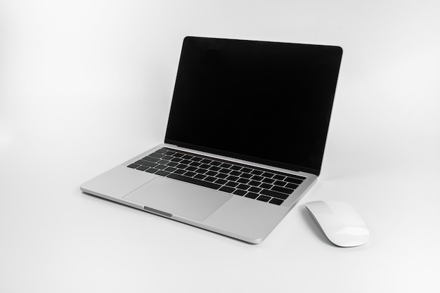 Foto laptop e mouse isolados no branco