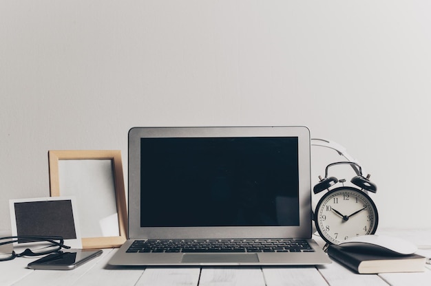 Laptop e outros eletrônicos no espaço de trabalho