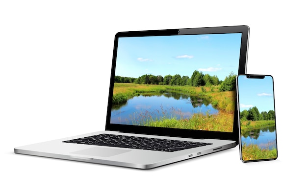 Laptop e smartphone modernos com papel de parede de paisagem na tela