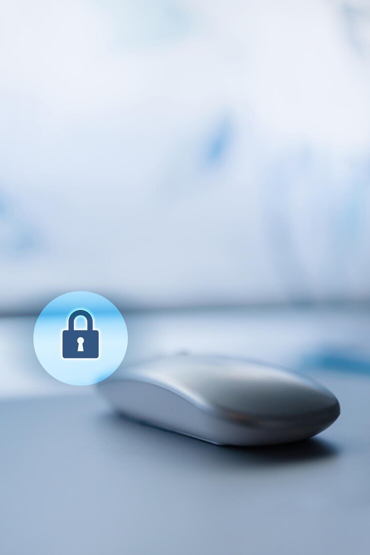 Foto laptop e tecnologia com chave de segurança para não ser capaz de hackear meus dados um cadeado aparece como um seguro