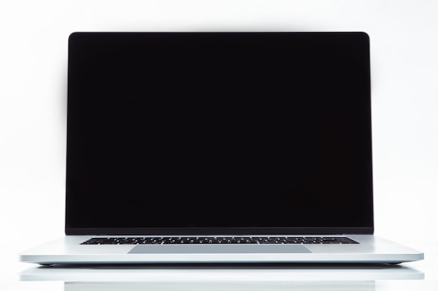 laptop elegante em um branco