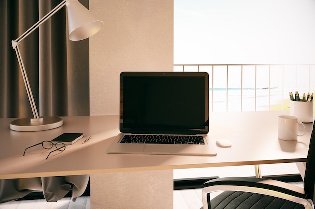 Laptop em branco no quarto