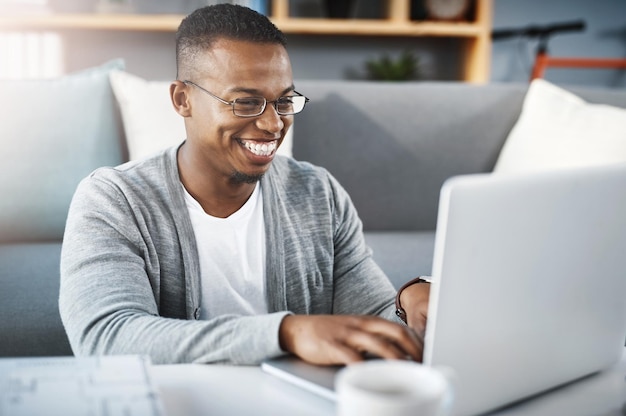 Laptop em casa e homem africano ou estudante curso on-line de elearning e aplicativo de faculdade ou universidade ou digitando na sala de estar Pessoa africana feliz no computador para educação ou pesquisa de bolsa de estudos