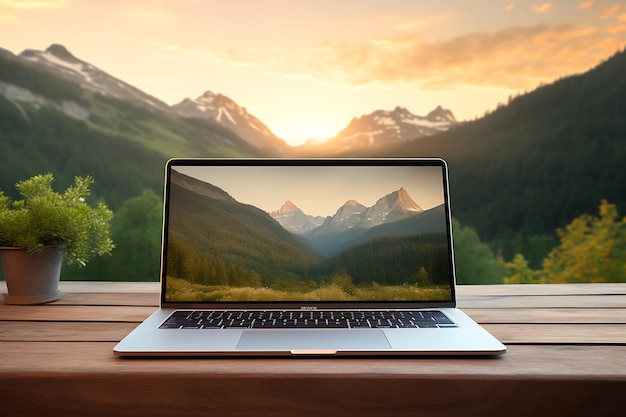 Laptop em mesa de madeira com fundo de montanha e lago ao nascer do sol.