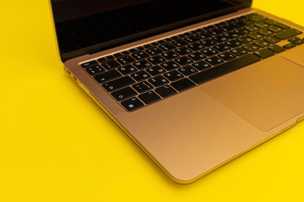 Laptop encontra-se em um fundo dourado