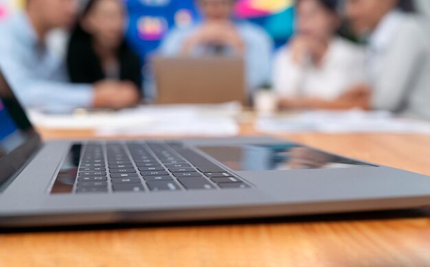 Laptop enfocado en primer plano con fondo borroso meticuloso