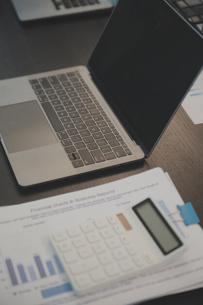 Laptop en un escritorio en una oficina financiera abierta