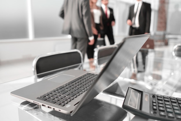 Laptop en el escritorio de una oficina moderna