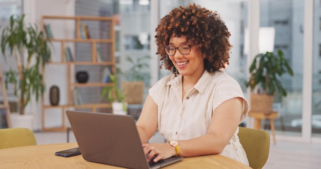 Laptop feliz y mujer en la oficina mientras trabaja en un proyecto corporativo con tecnología de investigación empresarial y empleada profesional que planifica un informe de la empresa sobre la computadora en el lugar de trabajo