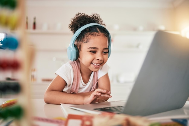 Foto laptop-heimunterricht und glückliches kind, e-learning, kindergartenhausaufgaben oder fernschularbeit, wissenswebsite-lernsoftware und kleinkind-streaming-unterricht zur jugendentwicklung über kopfhörer