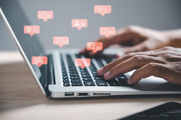 Laptop de hombre de negocios usando las redes sociales