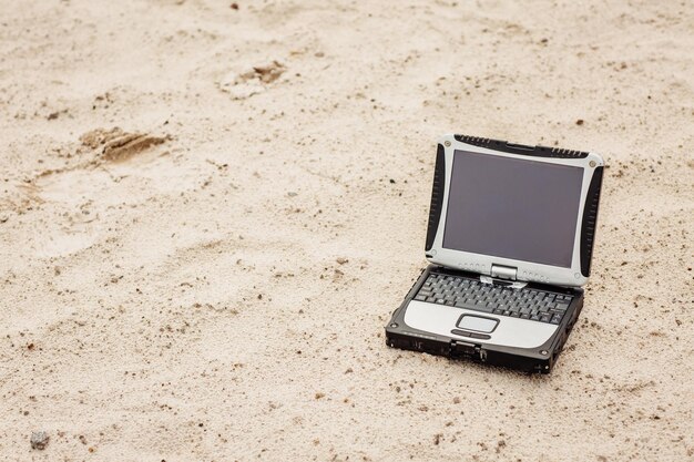 Laptop in der Wüste im Sommer