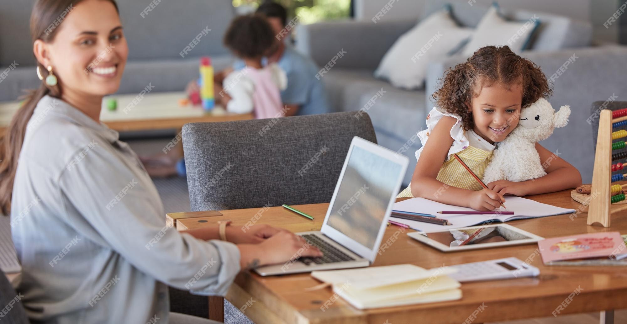 Mãe infantil e laptop na sala de estar da família para trabalho