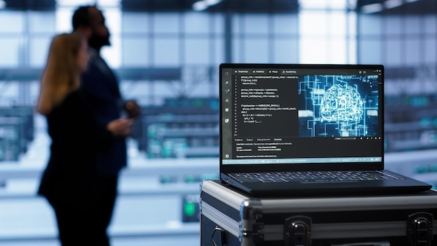 Laptop en la instalación del centro de datos con simulación de inteligencia artificial