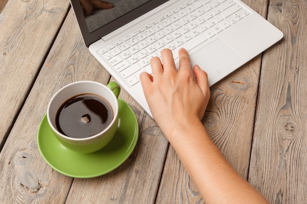 Laptop-Kaffeetasse-Büro-Konzeptabschluß oben