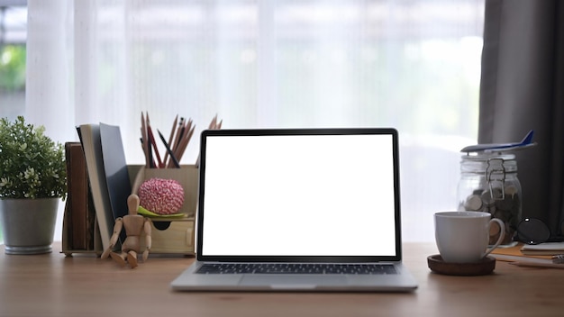 Laptop-Kaffeetasse und Zubehör der Vorderansicht auf Holztisch