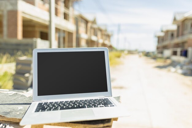 Laptop leerer Bildschirm auf Baustelle Hintergrund für Werbung Baumeister Ingenieur Architekt Software Design Technologie Gerät