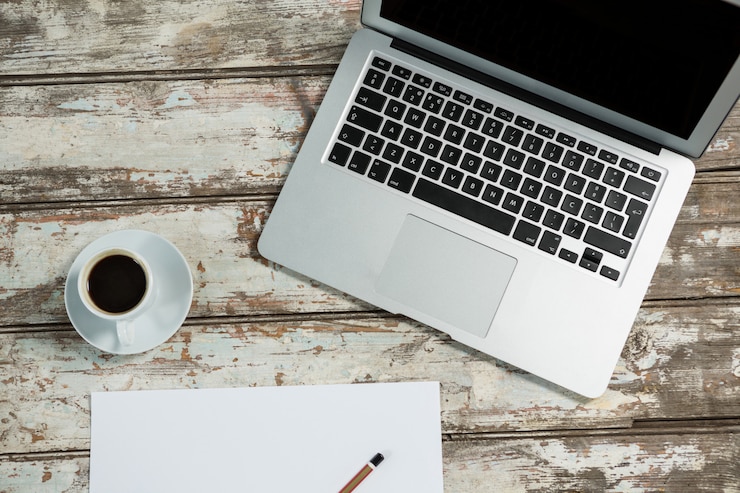 Foto laptop, leeres blatt papier, smartphone und kaffeetasse
