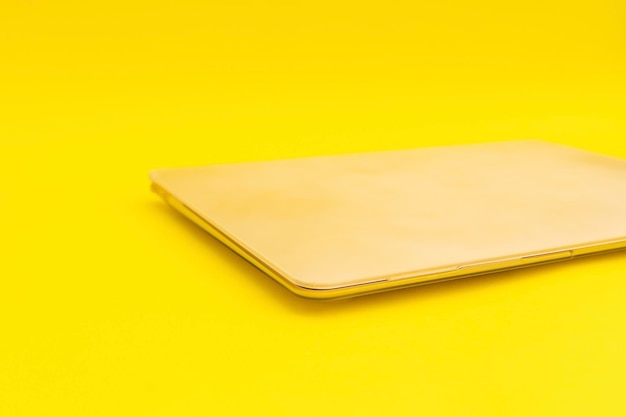 Laptop liegt auf einem goldenen Hintergrund