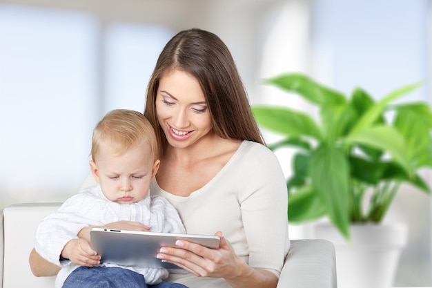 Laptop mãe mãe sofá lazer bebê criança