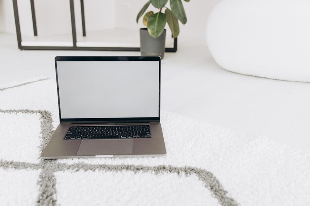 Laptop con maqueta de pantalla sin marco en blanco