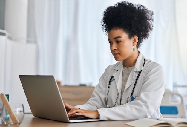 Laptop médico e pesquisa no escritório para medicina de saúde e preparação para cirurgia de câncer sério e foco Especialista em saúde da mulher negra e internet on-line e busca por inovação médica