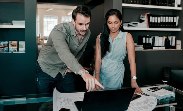 Laptop-Menschen mit Konstruktionspapier eines Plans auf dem Schreibtisch und Architektur in einem modernen Büro. Teamarbeit oder Zusammenarbeit im Ingenieurwesen bei der Arbeit und Kollegen, die mit Blaupause planen oder entwickeln