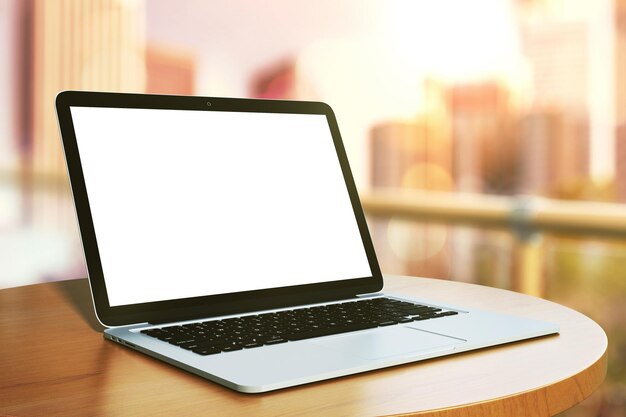 Laptop en una mesa en un café al aire libre al amanecer.