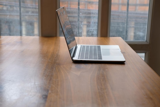Laptop en la mesa en casa