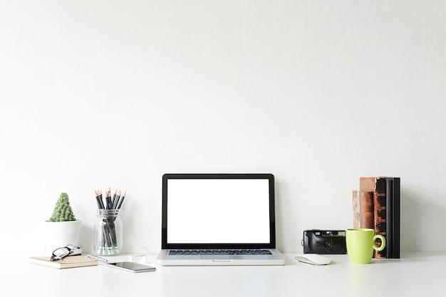 Foto laptop en la mesa contra un fondo blanco