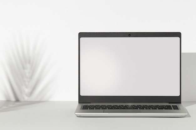 Foto laptop minimale anzeige auf weißem tisch