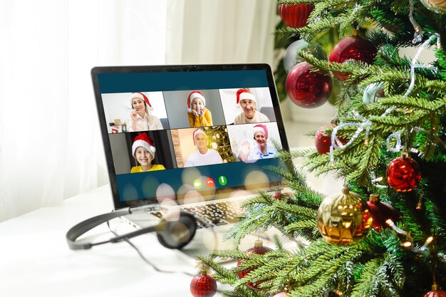 laptop mit geschenkbox und weihnachtsbeleuchtung hintergrund.