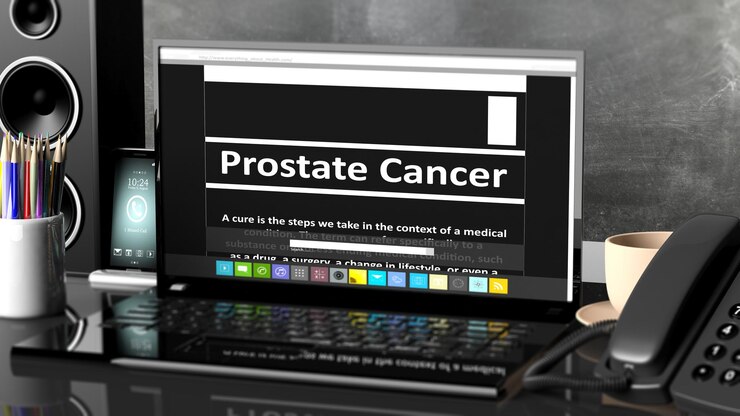 Foto laptop mit informationen zu prostatakrebs auf dem bildschirm auf dem desktop mit büroobjekten